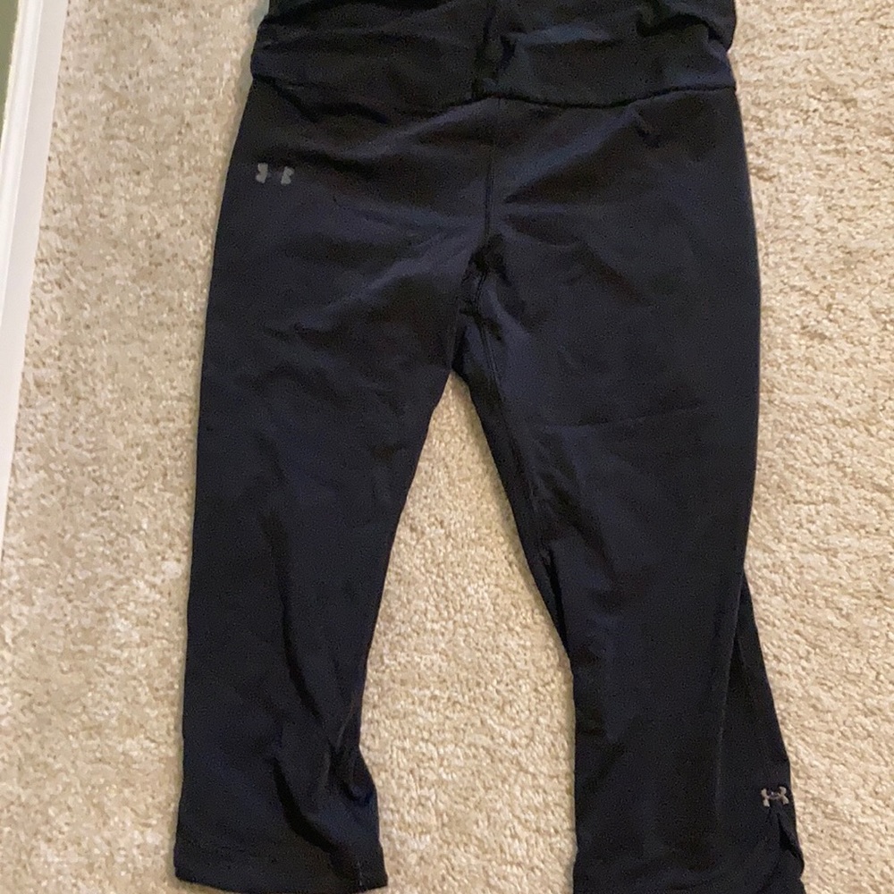 Under armour compression size medium capris.